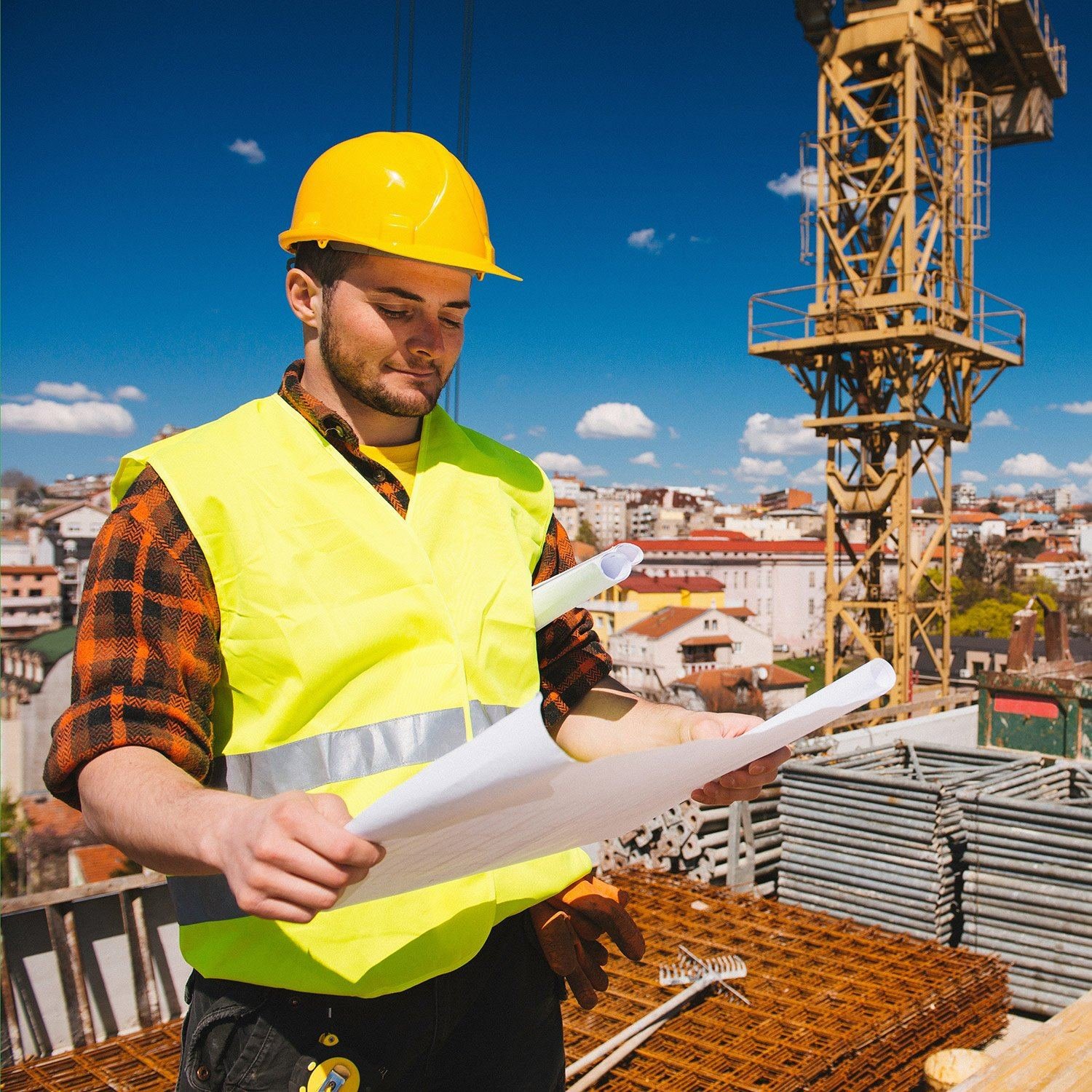 مهندس يراجع المخططات
